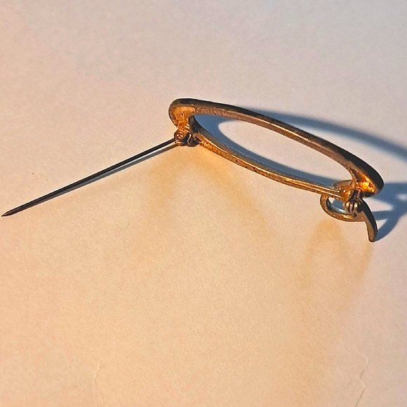 Elegant Gold Brooch with Rhinestones - Picture 6 of 8